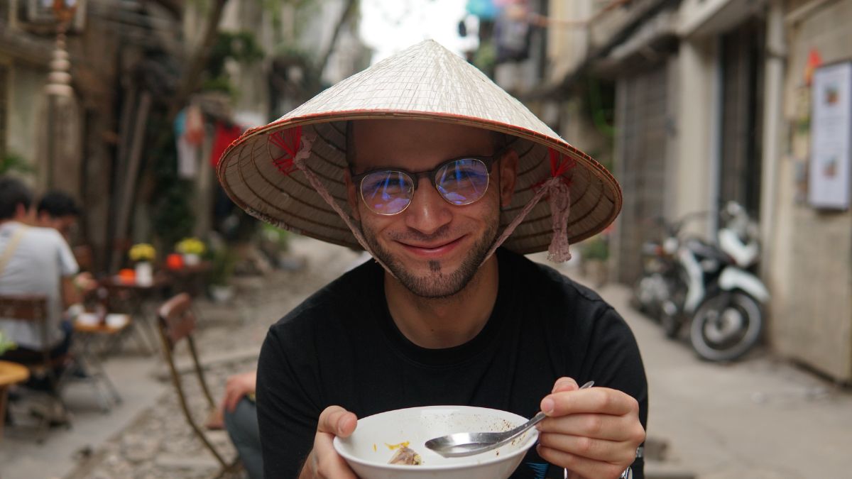 najlepsze kierunki na świecie na samotną podróż Foto: turysta w Wietnamie
