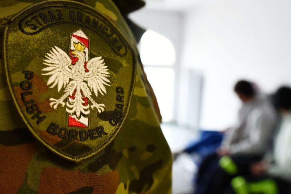 Straż Graniczna zatrzymała Polaków wracających z Irlandii i Anglii, popełnili częsty błąd. Na zdjęciu. Elementy umundurowania funkcjonariusza Straży Granicznej. Fo. Straż Graniczna