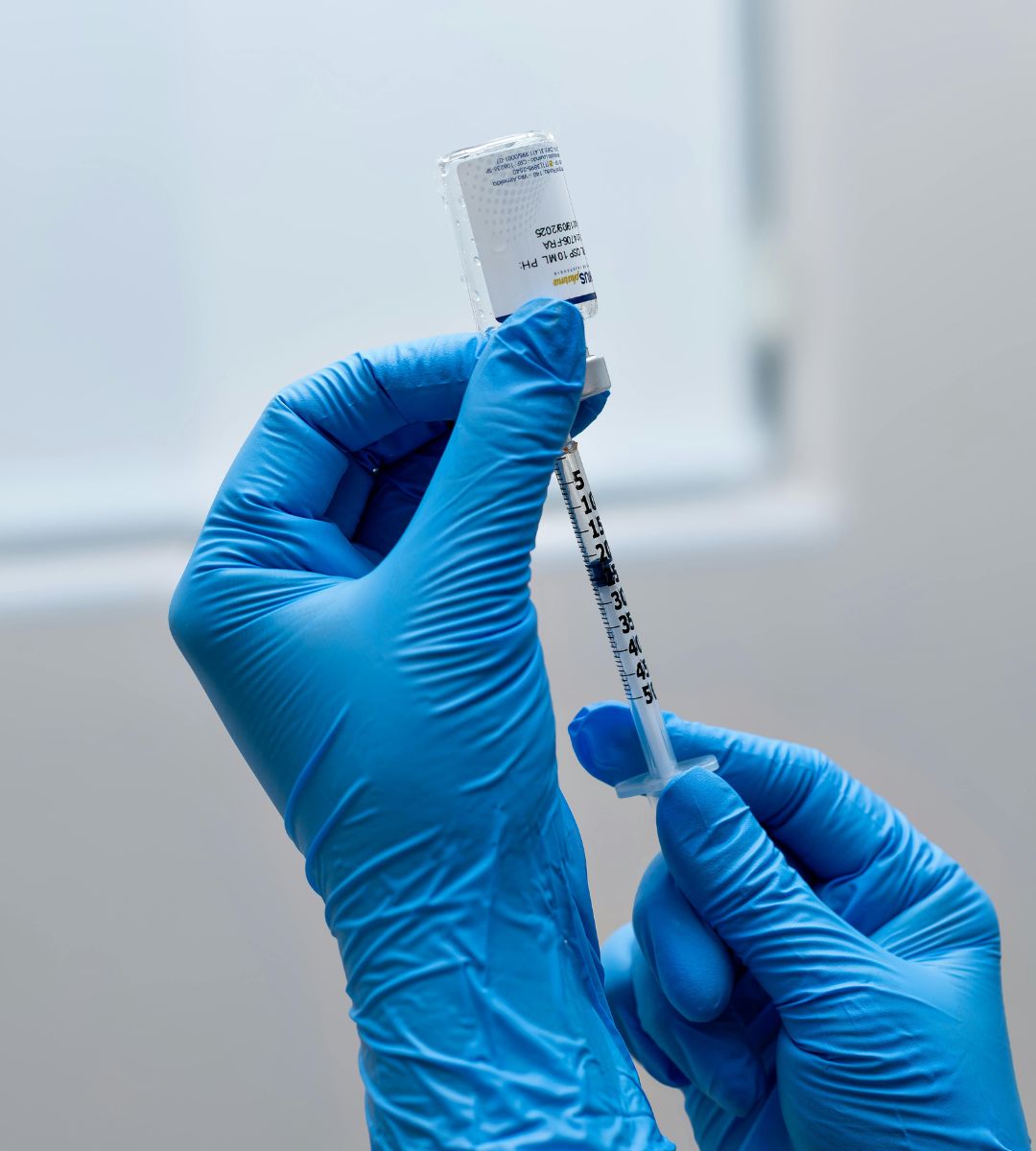 dane o zgonach i szczepieniach przeciwko Covid-19 Foto: lekarz wykonujący szczepienie