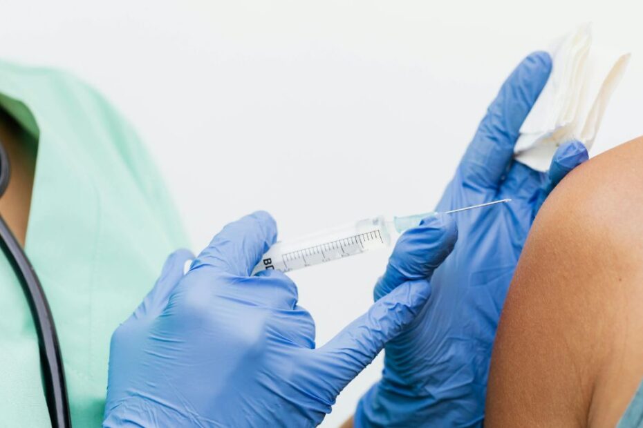 dane o zgonach i szczepieniach przeciwko Covid-19 Foto: lekarz wykonujący szczepienie