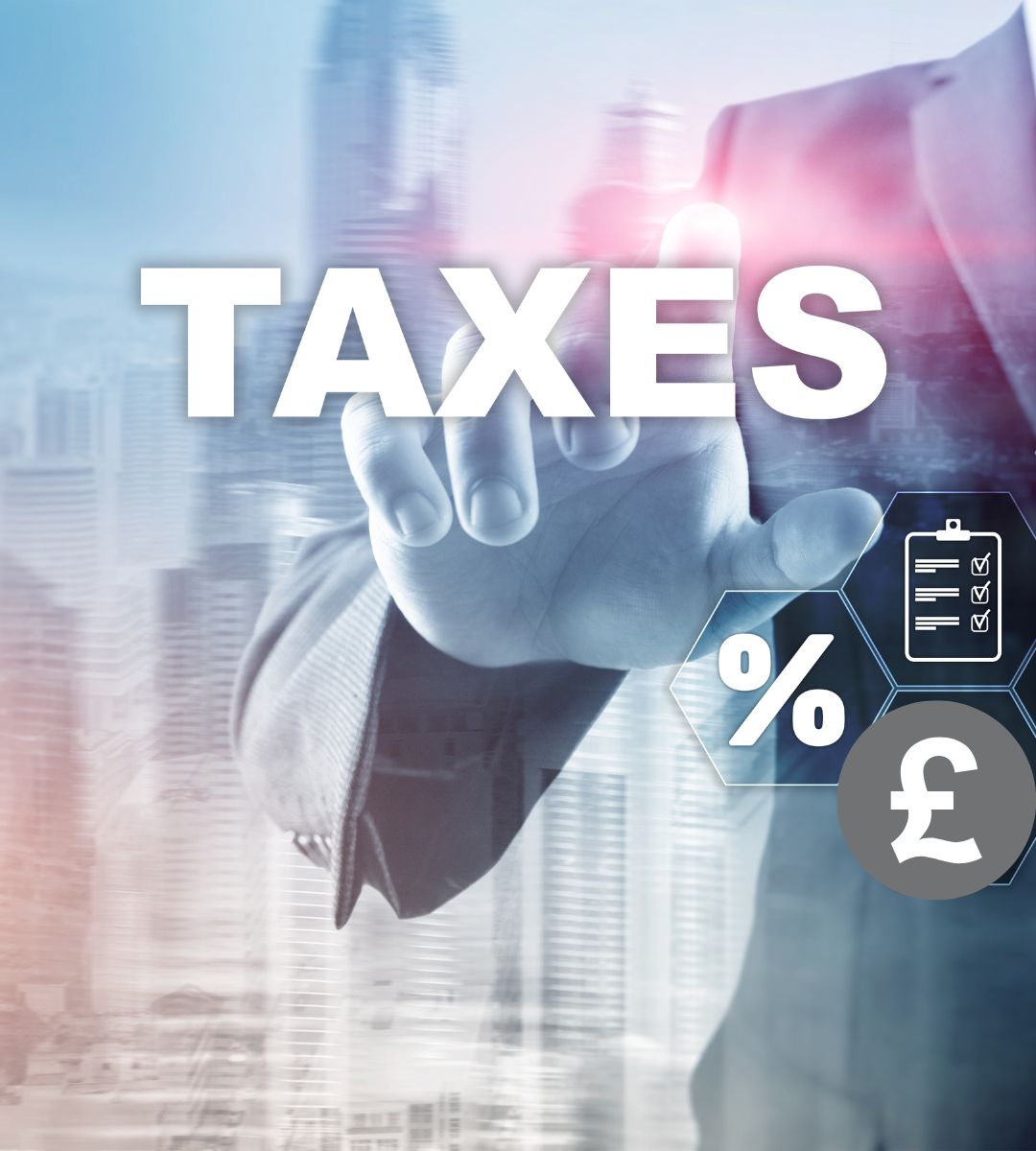 kogo dotyczy „mansion tax” Foto: dłoń mężczyzny i napis taxes