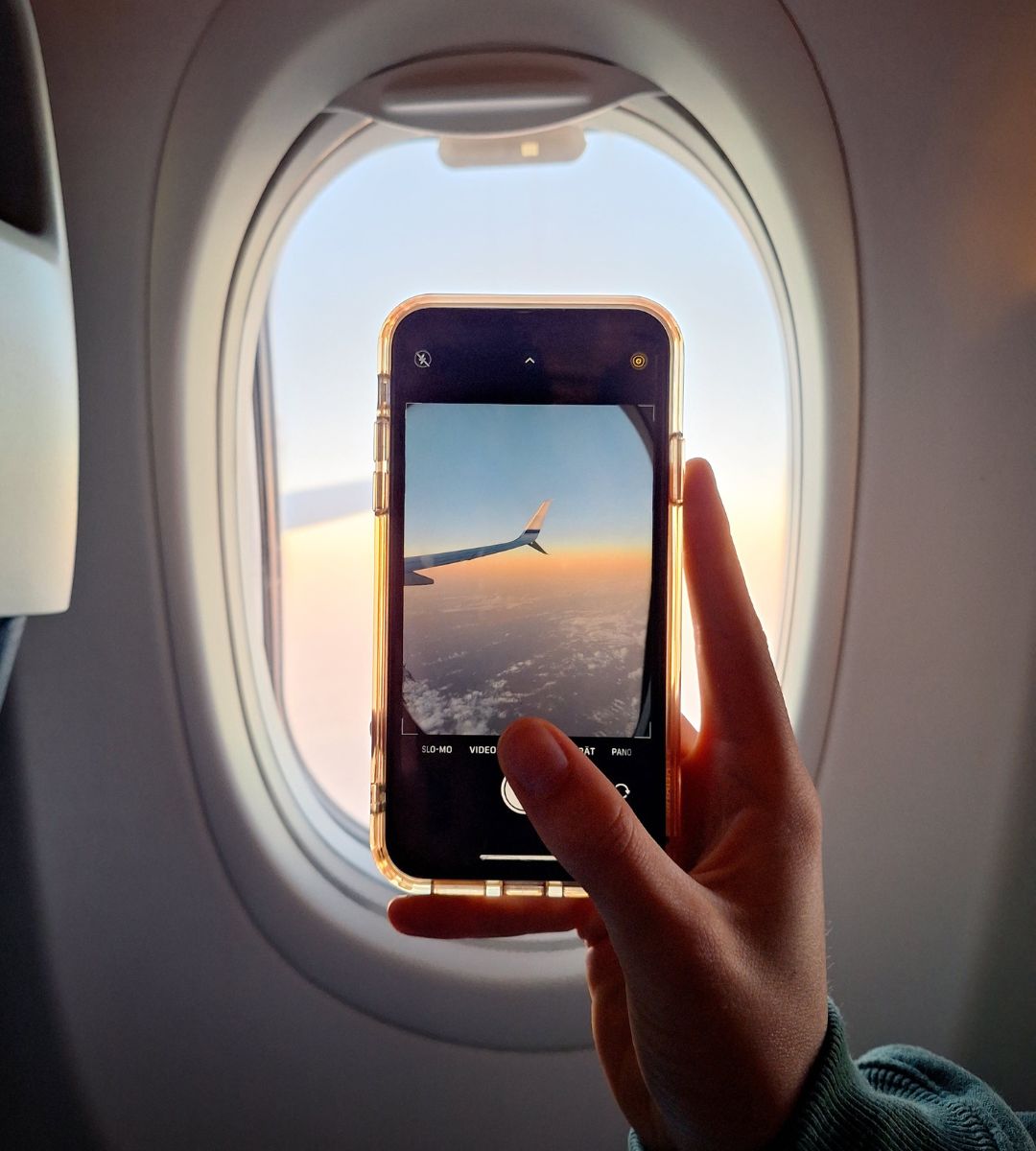 Wizz Air wprowadza WiFi na pokładzie Foto:  osoba robiąca zdjęcia telefonem w samolocie