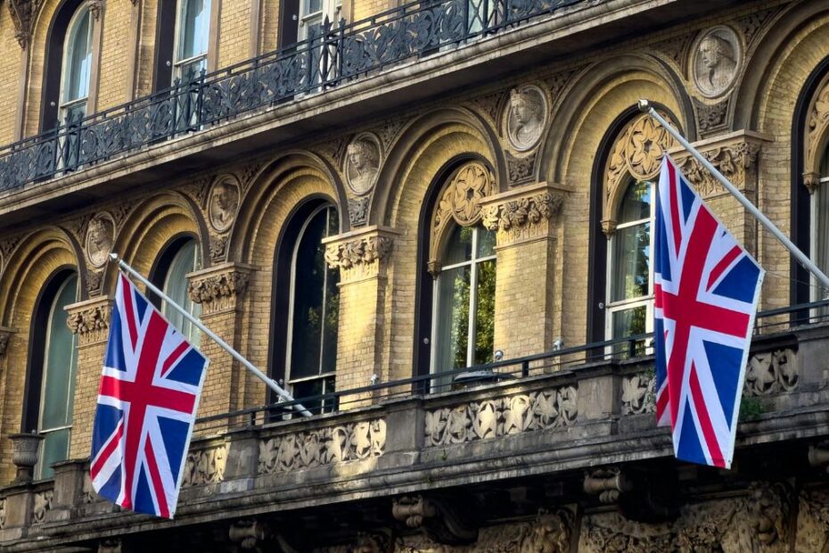 wzrost bezrobocia w Wielkiej Brytanii Foto: budynek z brytyjskimi flagami
