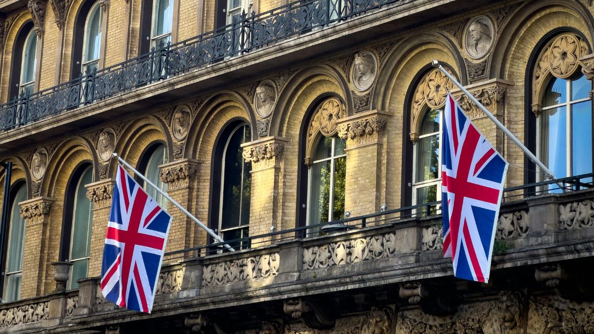 wzrost bezrobocia w Wielkiej Brytanii Foto: budynek z brytyjskimi flagami