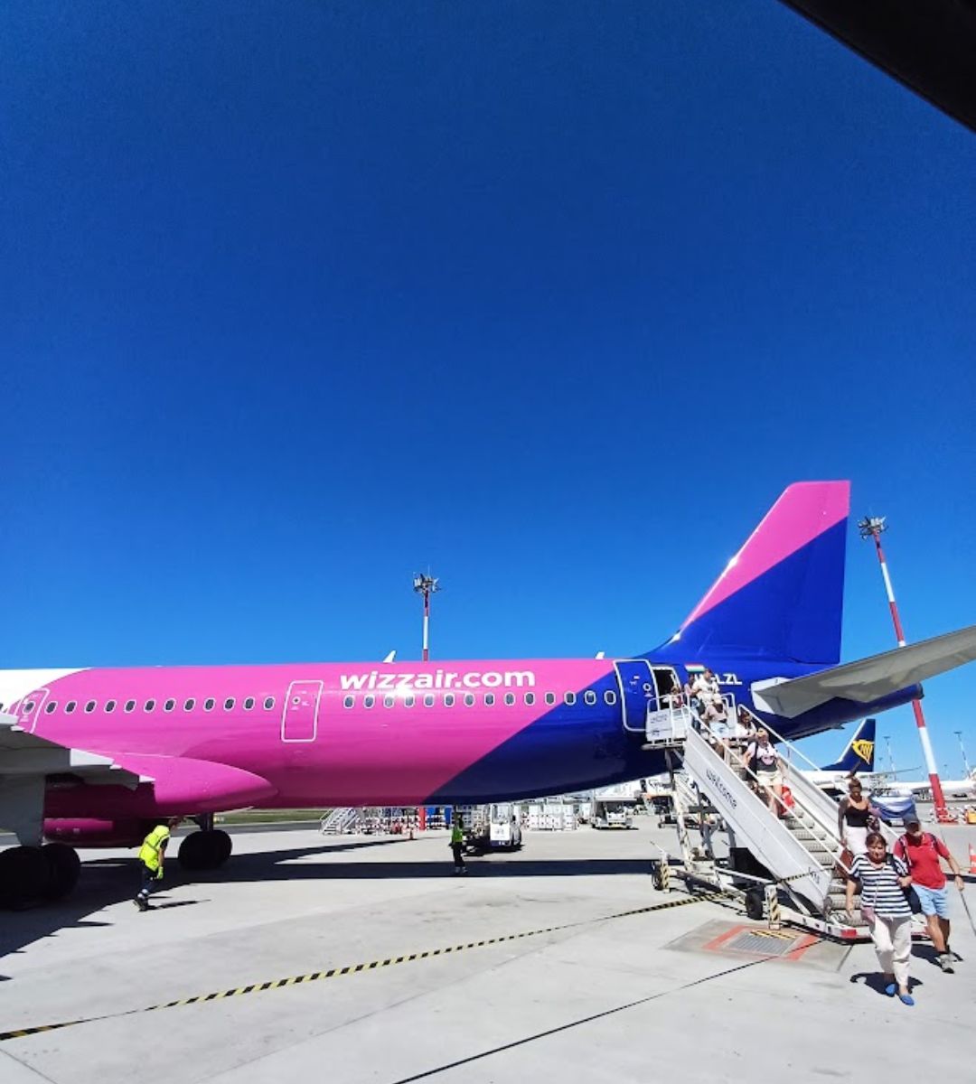 Wizz Air i Ryanair szykują nową bitwę o pasażerów Foto: samolot Wizz Ar na lotnisku