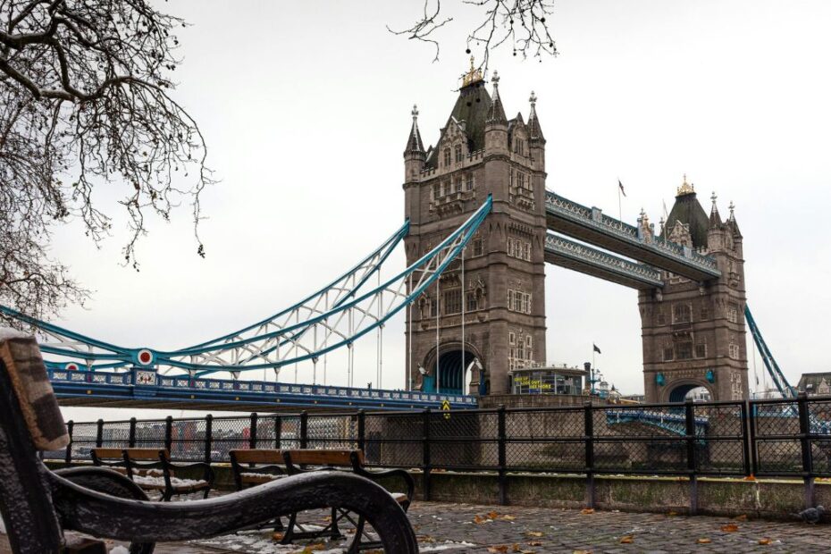 Zimowe świadczenia w UK na sezon 2025/2026 Foto: Tower Bridge w Londynie