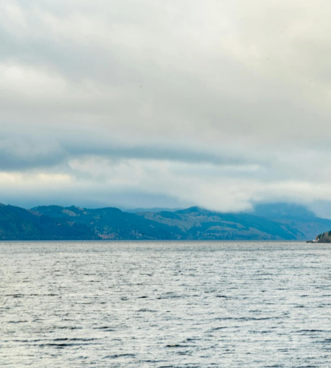 Najbardziej przereklamowane atrakcje turystyczne w UK w 2025 Foto: Jezioro Loch Ness w Szkocji, 