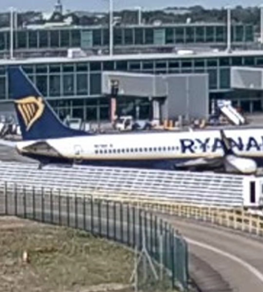 Dramatyczne chwile na lotnisku Londyn Stansted. Samolot Ryanaira z 181 pasażerami uderzył w ogrodzenie -