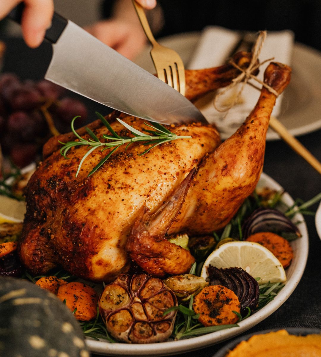 Bożonarodzeniowe hity z brytyjskich supermarketów 2025 Foto: krojenie świątecznego indyka