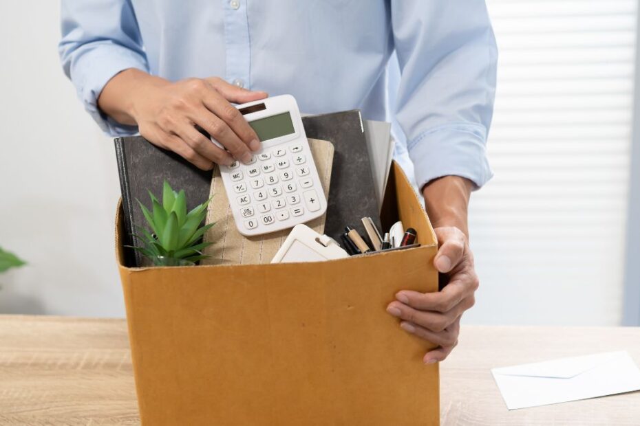 wzrost wieku emerytalnego w UK w 2026 Foto: pracownik pakujący swoje rzeczy do kartonu