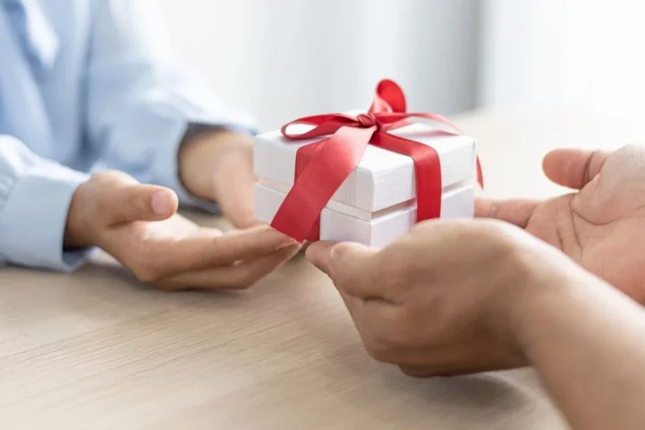 podatek od darowizn i spadków w Wielkiej Brytanii Foto: Wręczanie prezentu