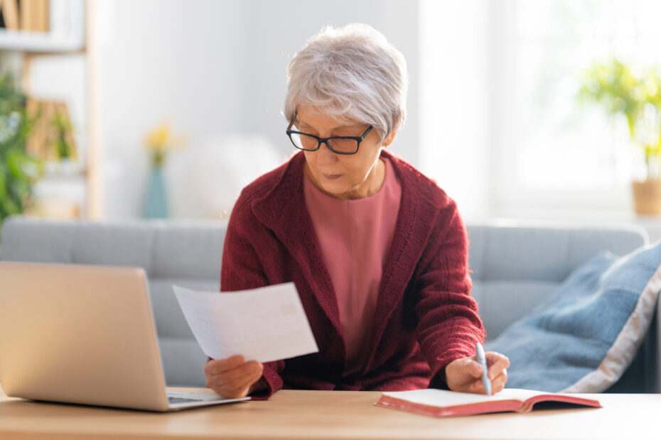 Dodatkowe wsparcie dla osób 60+ Foto: emerytka przeglądająca dokumenty