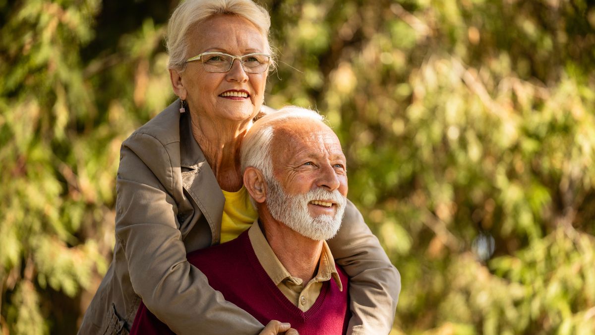 6 ulg dla emerytów w Wielkiej Brytanii Foto: para emerytów w parku