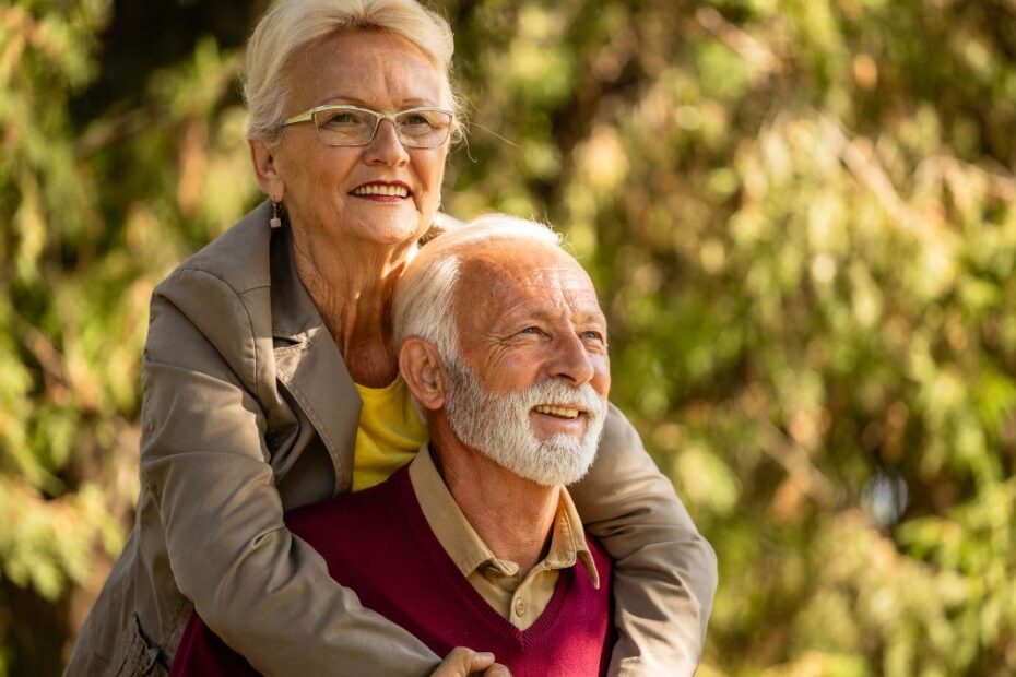 Rekordowa podwyżka emerytur w 2026 Foto: para emerytów