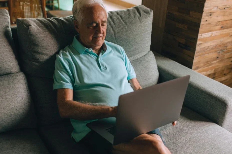 Błąd w systemie DWP Foto: emeryt z laptopem