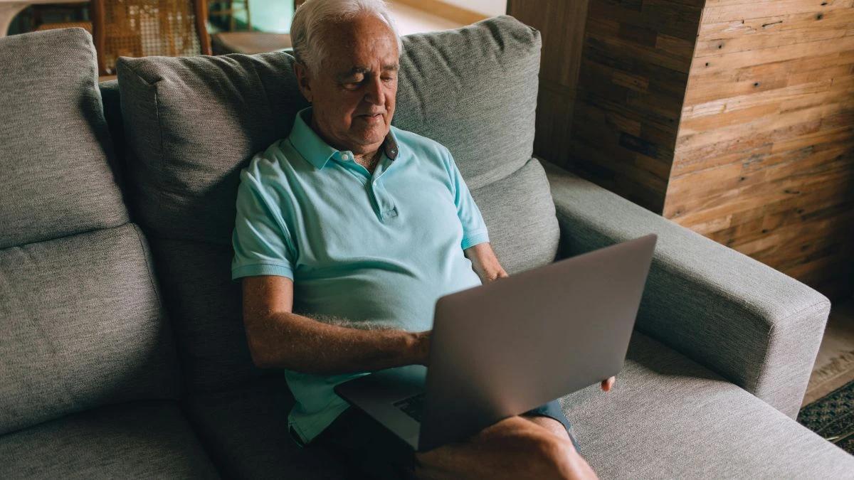 Błąd w systemie DWP Foto: emeryt z laptopem