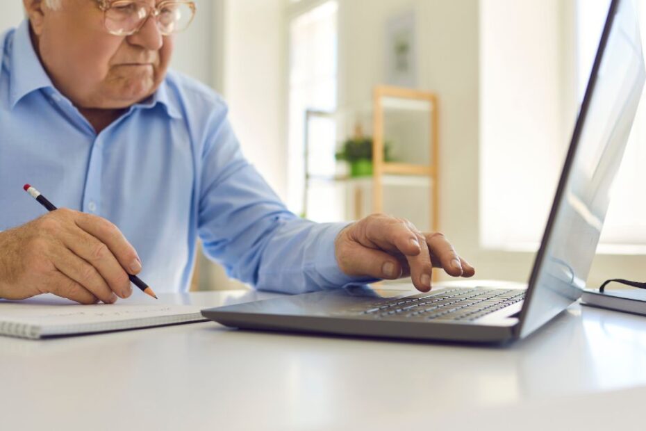 dodatkowy rok zwolnienia z podatku dla emerytów Foto: emeryt przy komputerze