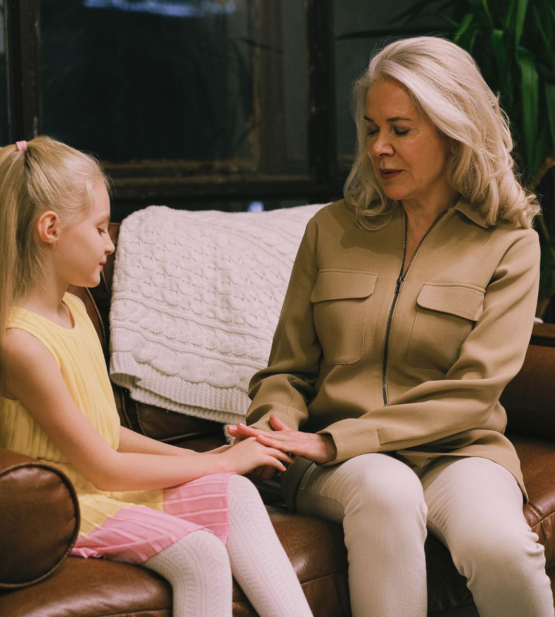 Dodatkowe wsparcie dla osób 60+ Foto: emerytka z wnuczką