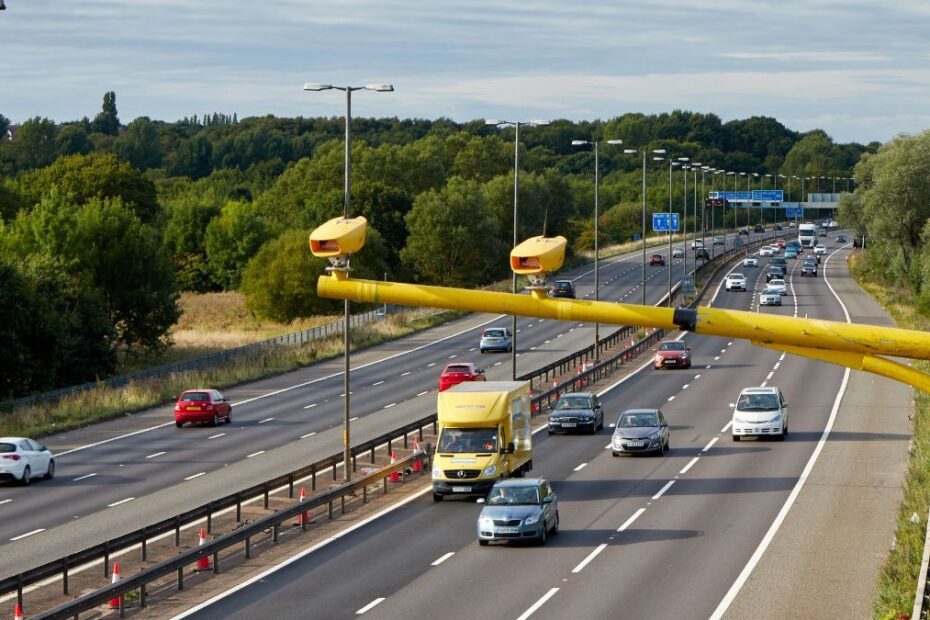 Tysiące kierowców w Anglii niesłusznie ukaranych za prędkość Foto: fotoradary na autostradzie w UK