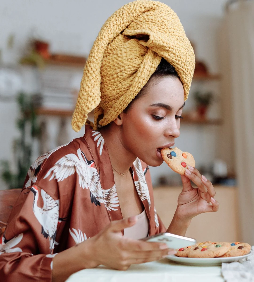 Jedzenie które powoduje smutek Foto: kobieta jedząca ciastka 