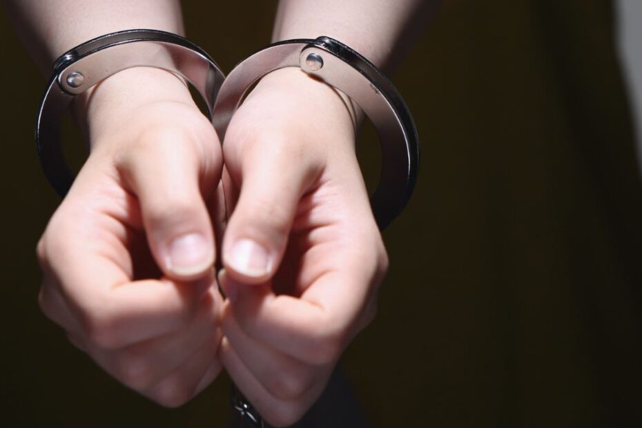 Dramatyczny apel o pomoc Foto: ręce w kajdankach
