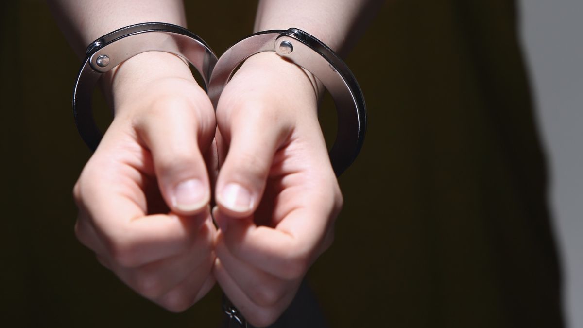 Dramatyczny apel o pomoc Foto: ręce w kajdankach