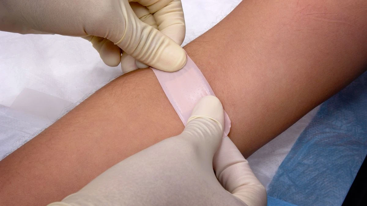 Grupa krwi a długość życia Foto: przyklejenie plasterka n rękę w miejscu pobrania krwi