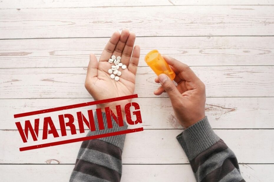 kto powinien zachować ostrożność przy stosowaniu paracetamolu Foto: ręce mężczyzny trzymające opakowanie leku