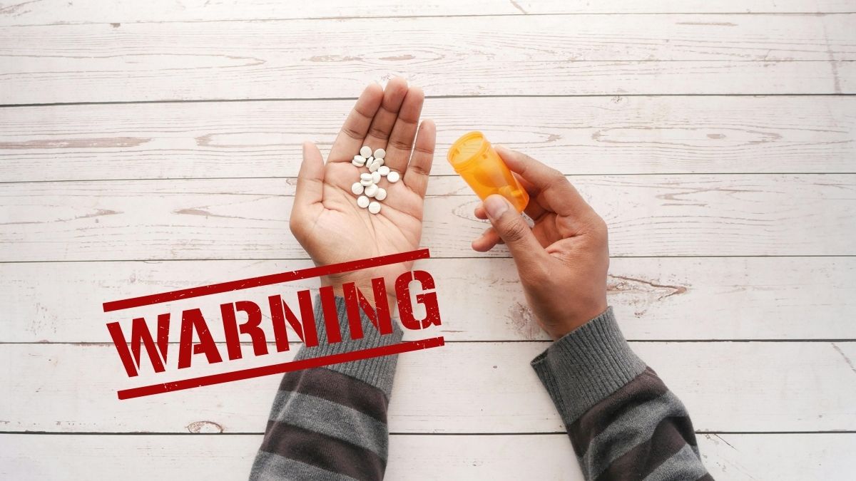 kto powinien zachować ostrożność przy stosowaniu paracetamolu Foto: ręce mężczyzny trzymające opakowanie leku