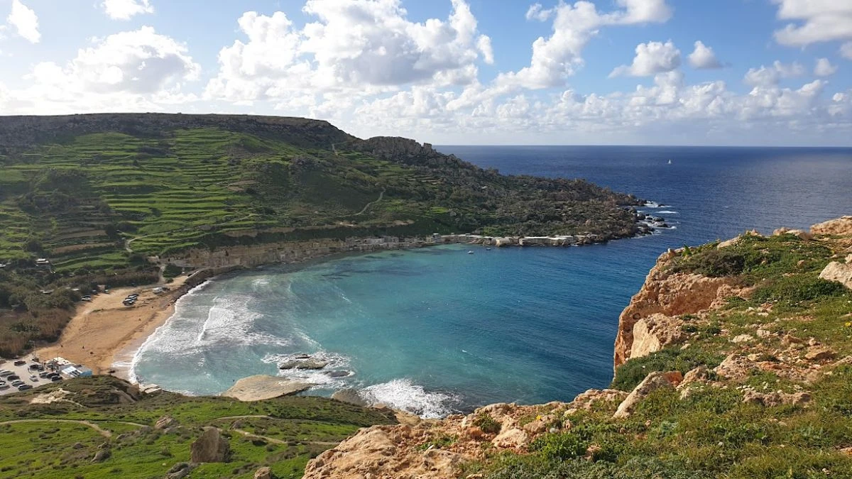 Malta zimą, widok na wybrzeże i zabudowę wyspy