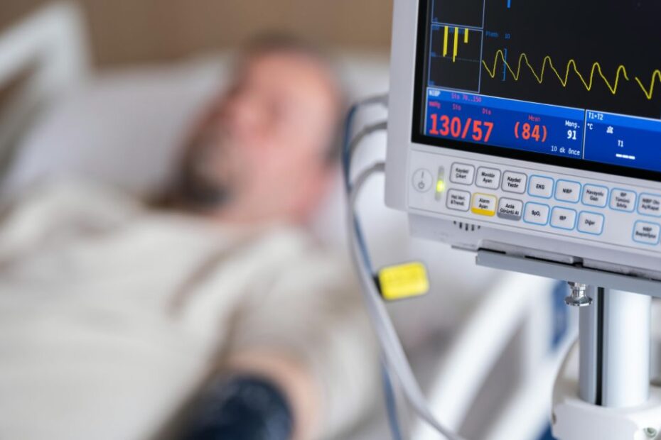 Mężczyzna umiera na wściekliznę po przeszczepie nerki Foto: mężczyzna na oddziale intensywnej terapii