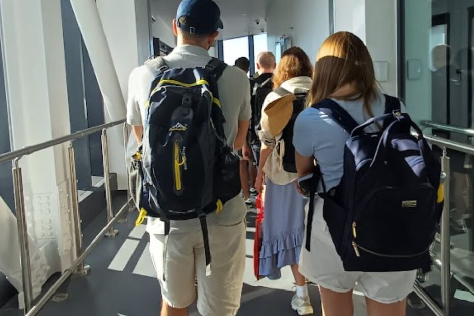 Zasady dotyczące ubioru w samolocie w 2026 roku Foto: pasażerowie czekający na wejście na pokład samolotu