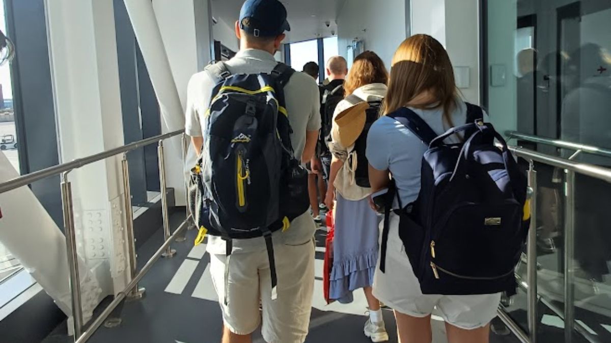 Zasady dotyczące ubioru w samolocie w 2026 roku Foto: pasażerowie czekający na wejście na pokład samolotu