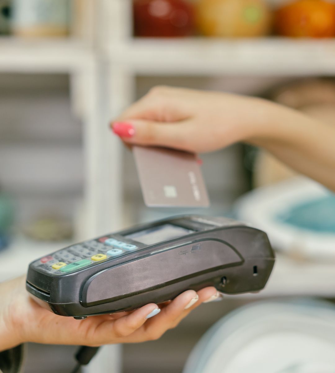 Koniec limitu 100 funtów przy płatnościach zbliżeniowych Foto: karta płatnicza przy terminalu