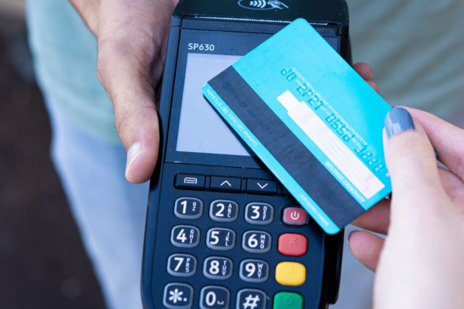 Koniec limitu 100 funtów przy płatnościach zbliżeniowych Foto: karta płatnicza przy terminalu