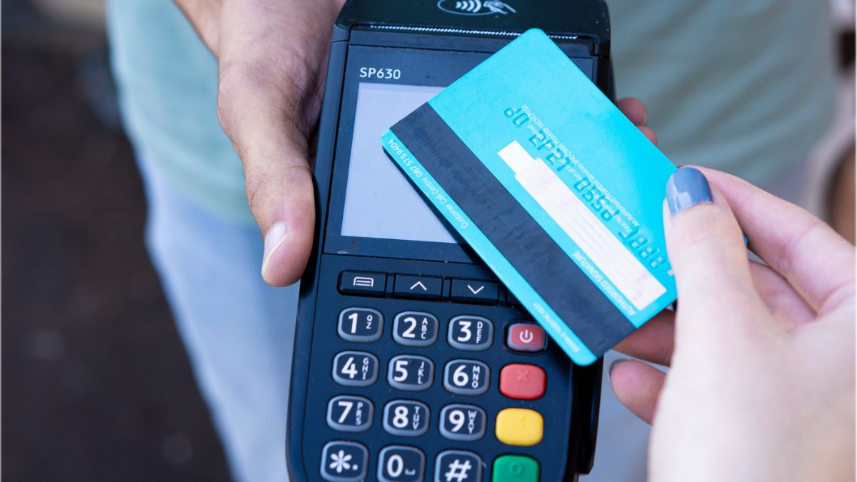 Koniec limitu 100 funtów przy płatnościach zbliżeniowych Foto: karta płatnicza przy terminalu