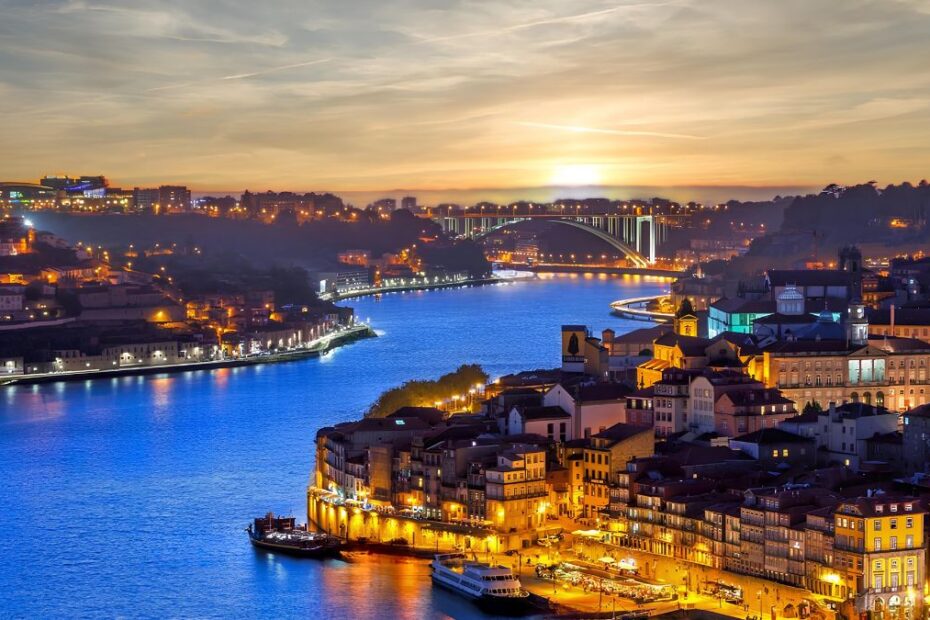 miasta w Europie które warto odwiedzić w styczniu Foto: Porto nocą