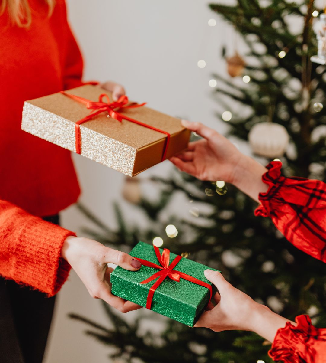 podatek od darowizn i spadków w Wielkiej Brytanii Foto: Wręczanie prezentu