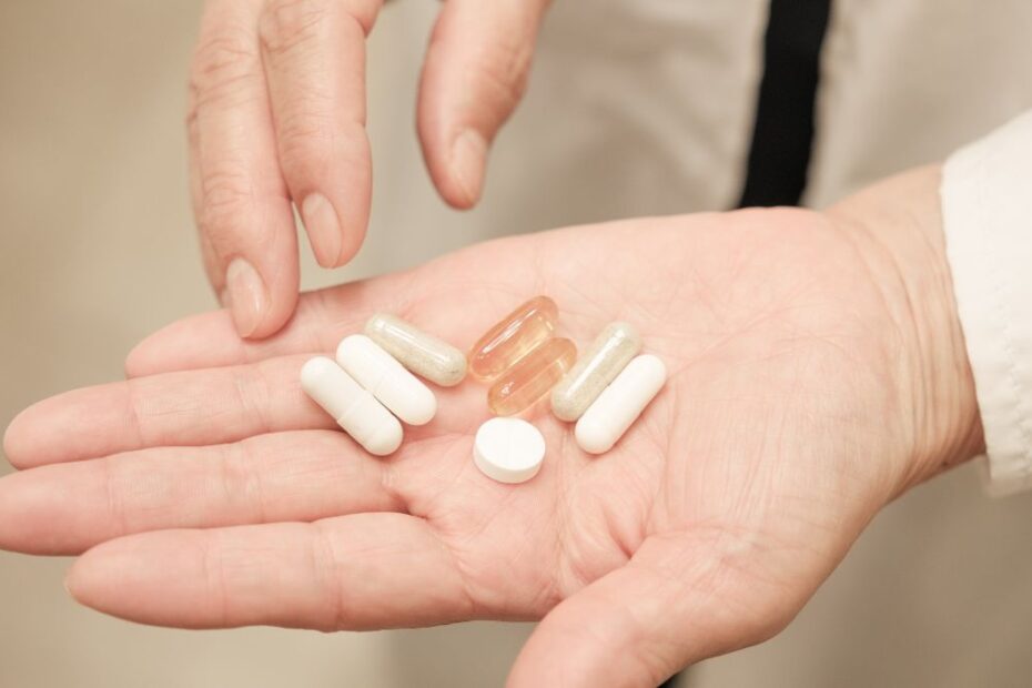 Czy probiotyki naprawdę działają Foto: kapsułki na dłoni