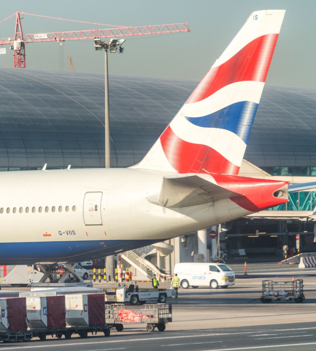 Zasady dotyczące ubioru w samolocie w 2026 roku Foto: samolot linii British Airways na płycie lotniska