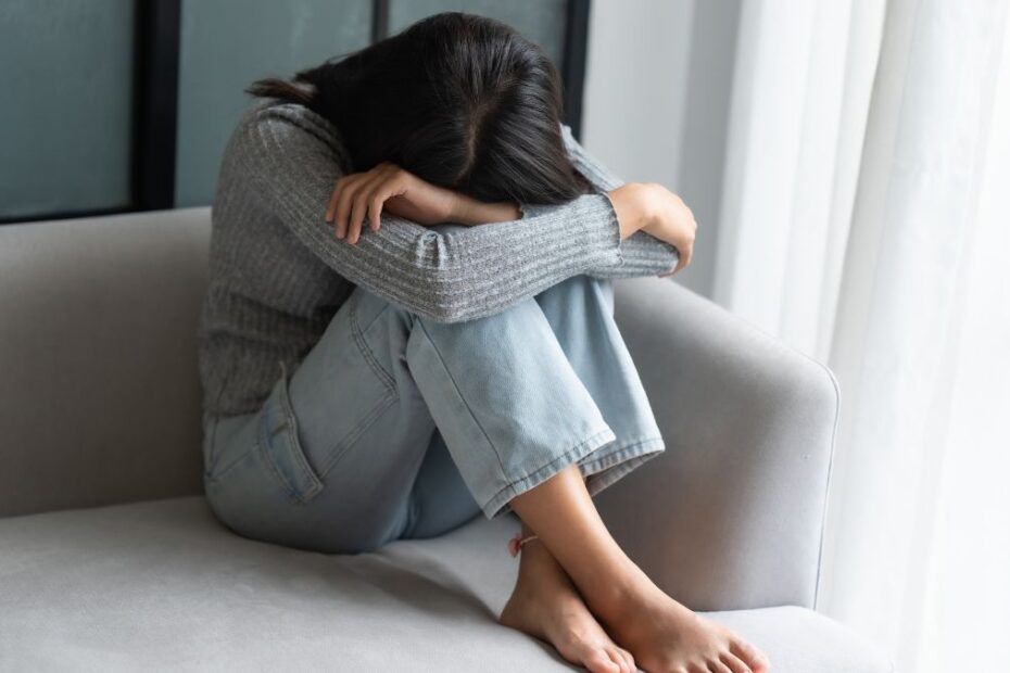 młodzi dorośli czują bardziej samotni od seniorów Foto: skulona kobieta na sofie