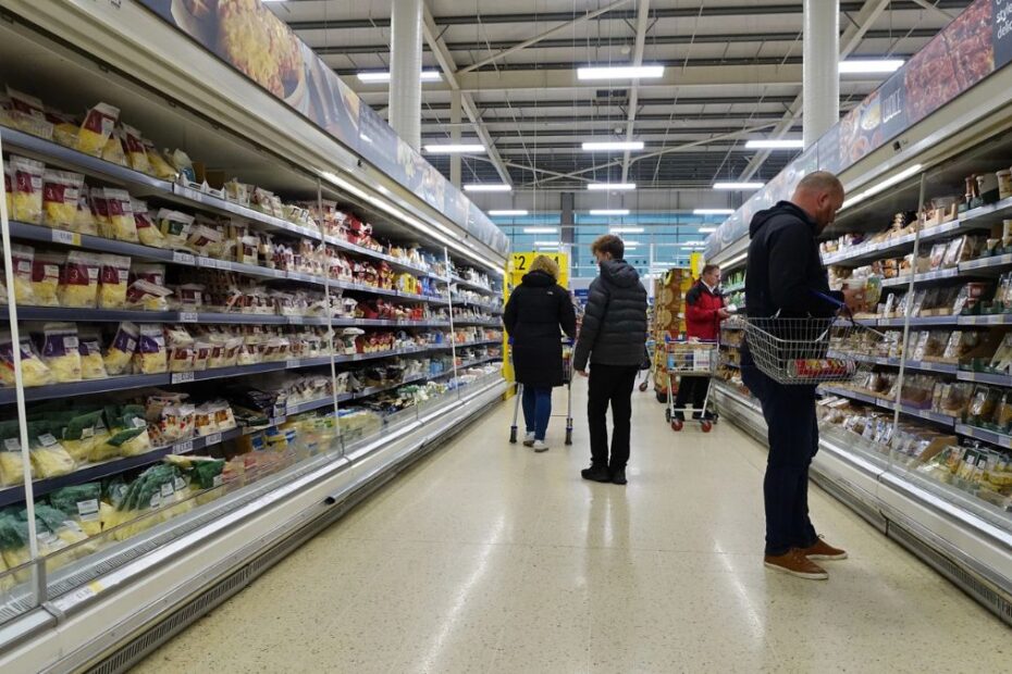 Znana sieć supermarketów rozdaje owoce za darmo