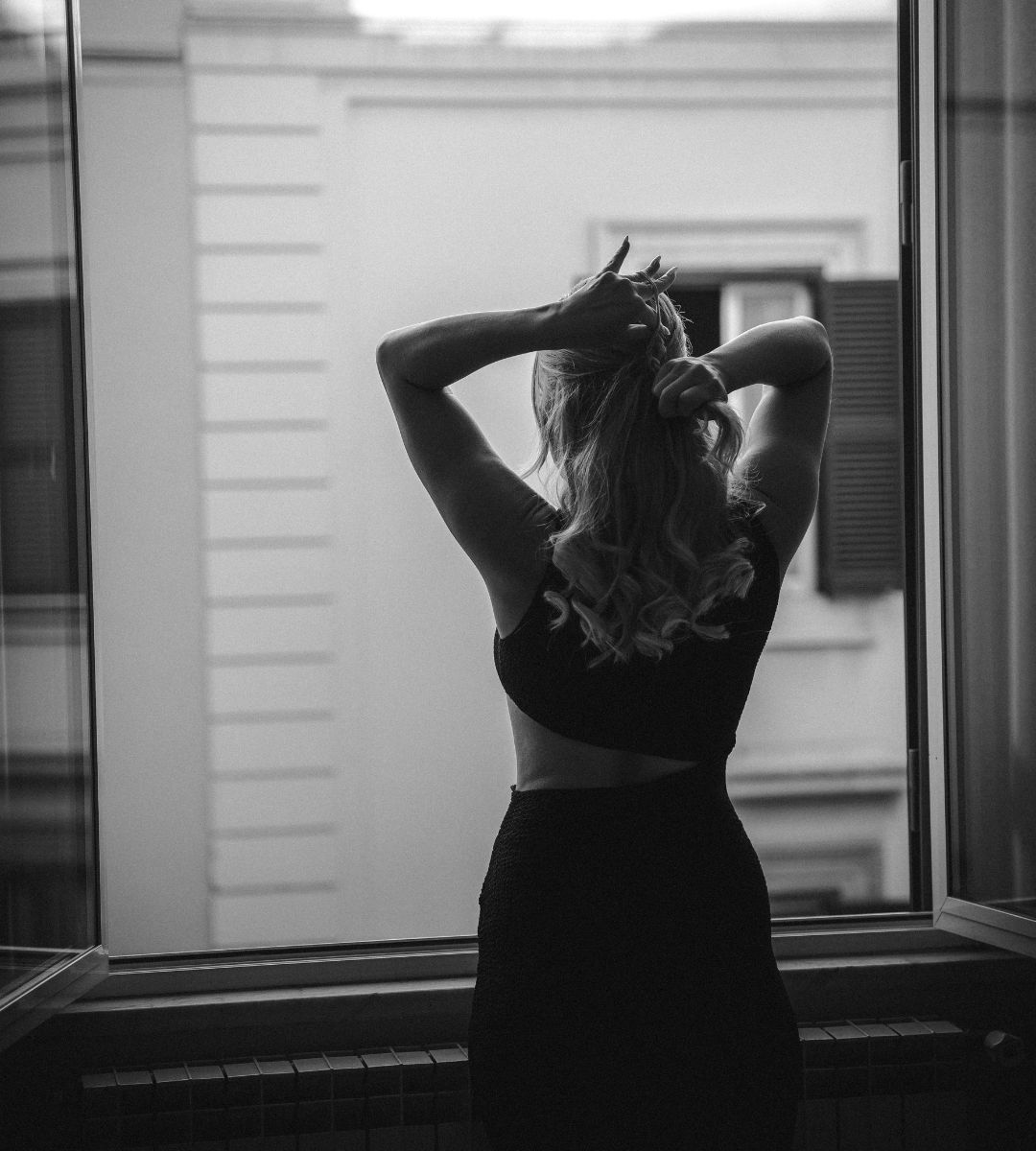 Dramatyczny apel o pomoc Foto: kobita stojąca przy oknie