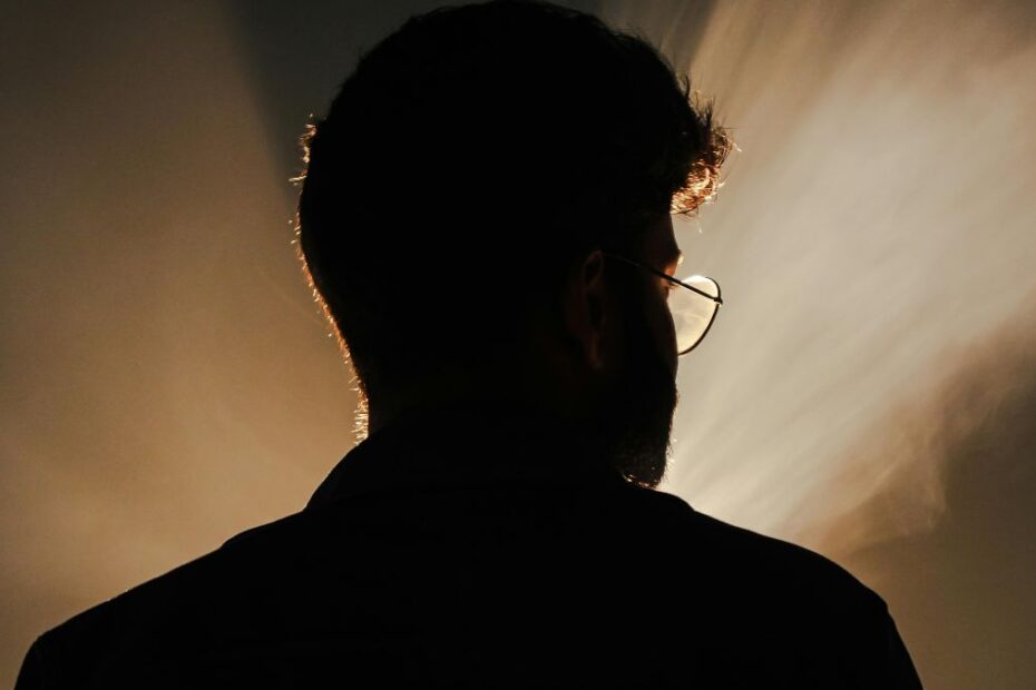 Kim jest tajemniczy miliarder z Shein Foto: sylwetka mężczyzny