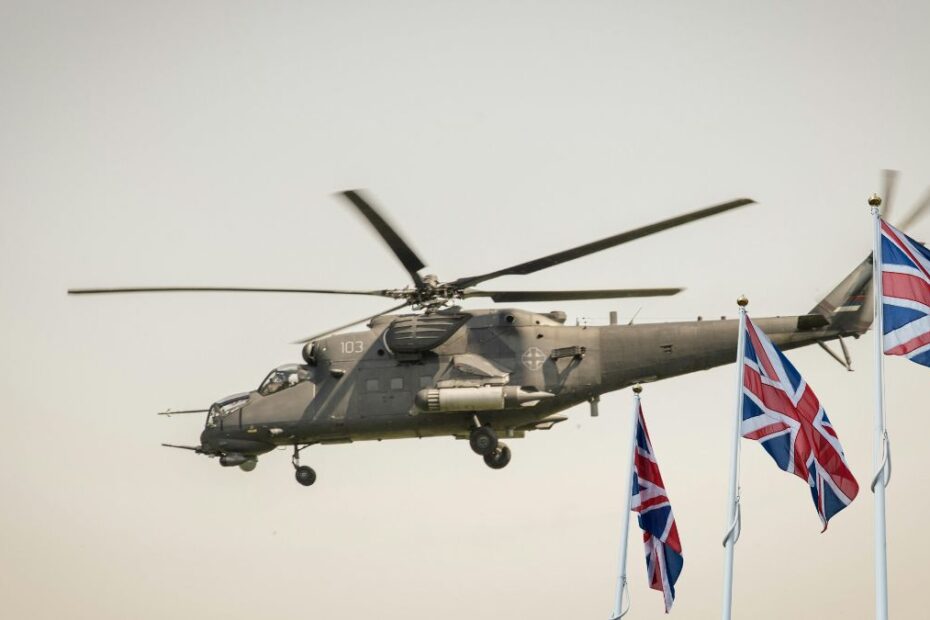 czy Wielka Brytania jest gotowa do wojny Foto: Helikopter i flagi Wielkiej Brytanii
