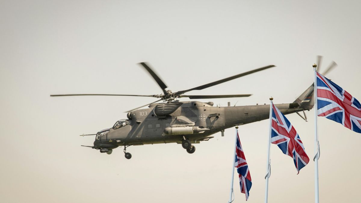czy Wielka Brytania jest gotowa do wojny Foto: Helikopter i flagi Wielkiej Brytanii