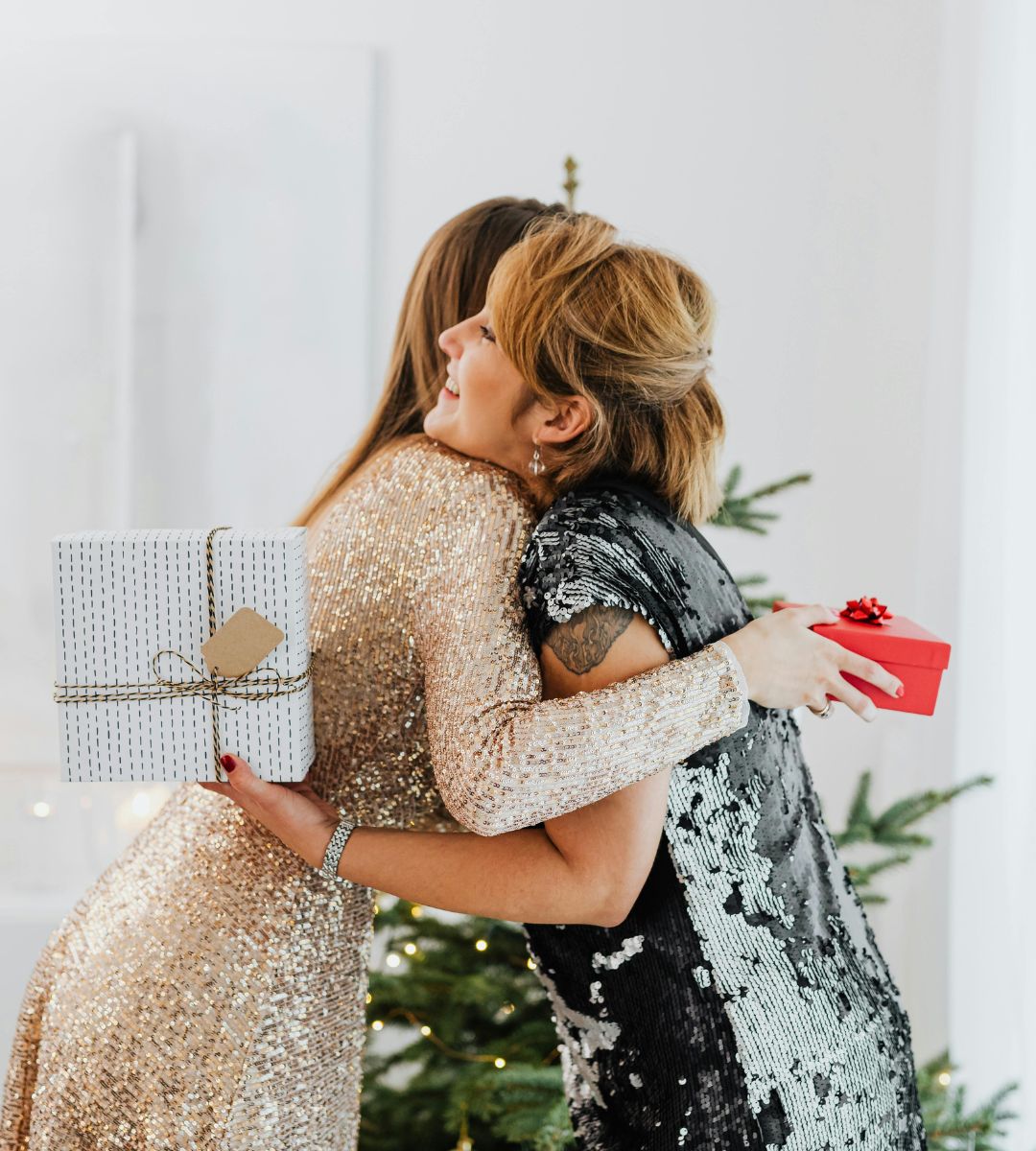 Czekolada jako świąteczny prezent Foto: kobiety wręczające sobie świąteczne prezenty