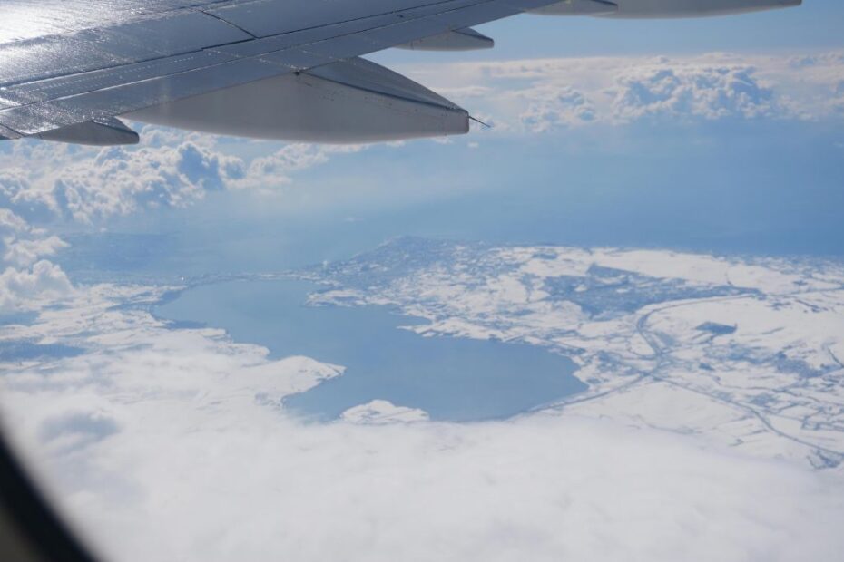 Dlaczego samoloty pasażerskie nie latają nad Antarktydą Foto: Antarktyda z okna samolotu