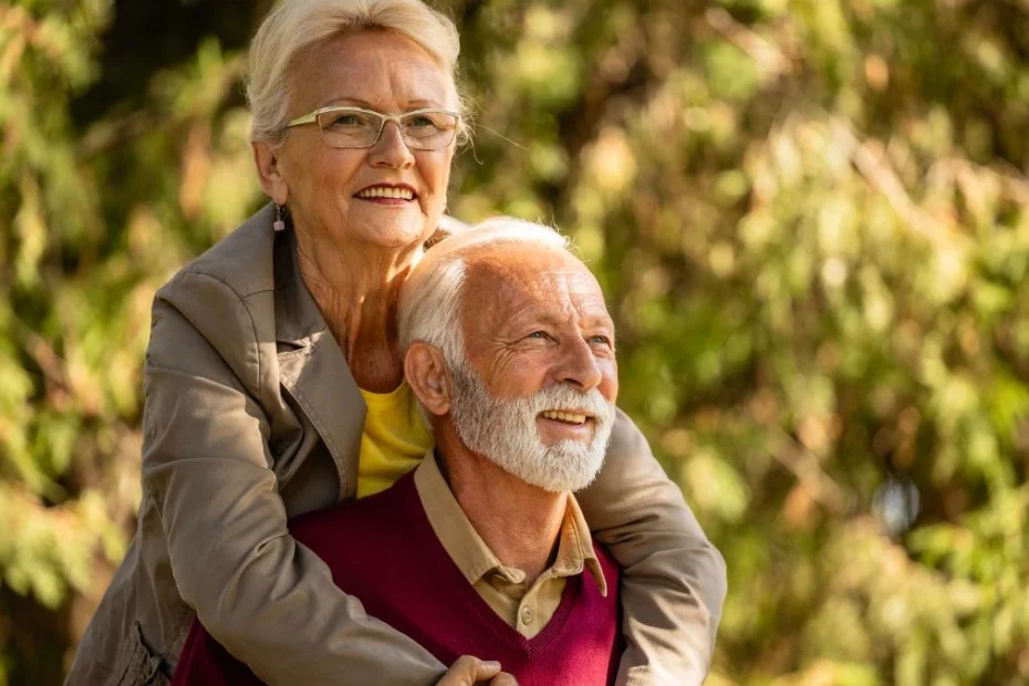 6 ulg dla emerytów w Wielkiej Brytanii Foto: para emerytów w parku