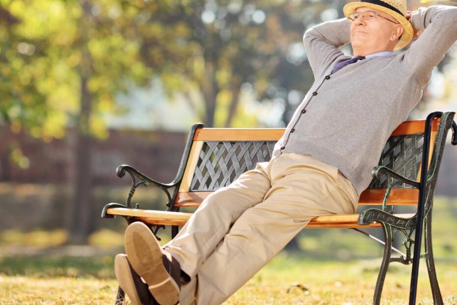 Emeryt wyłudził ponad 70 tys. funtów Foto: emeryt na ławeczce w parku